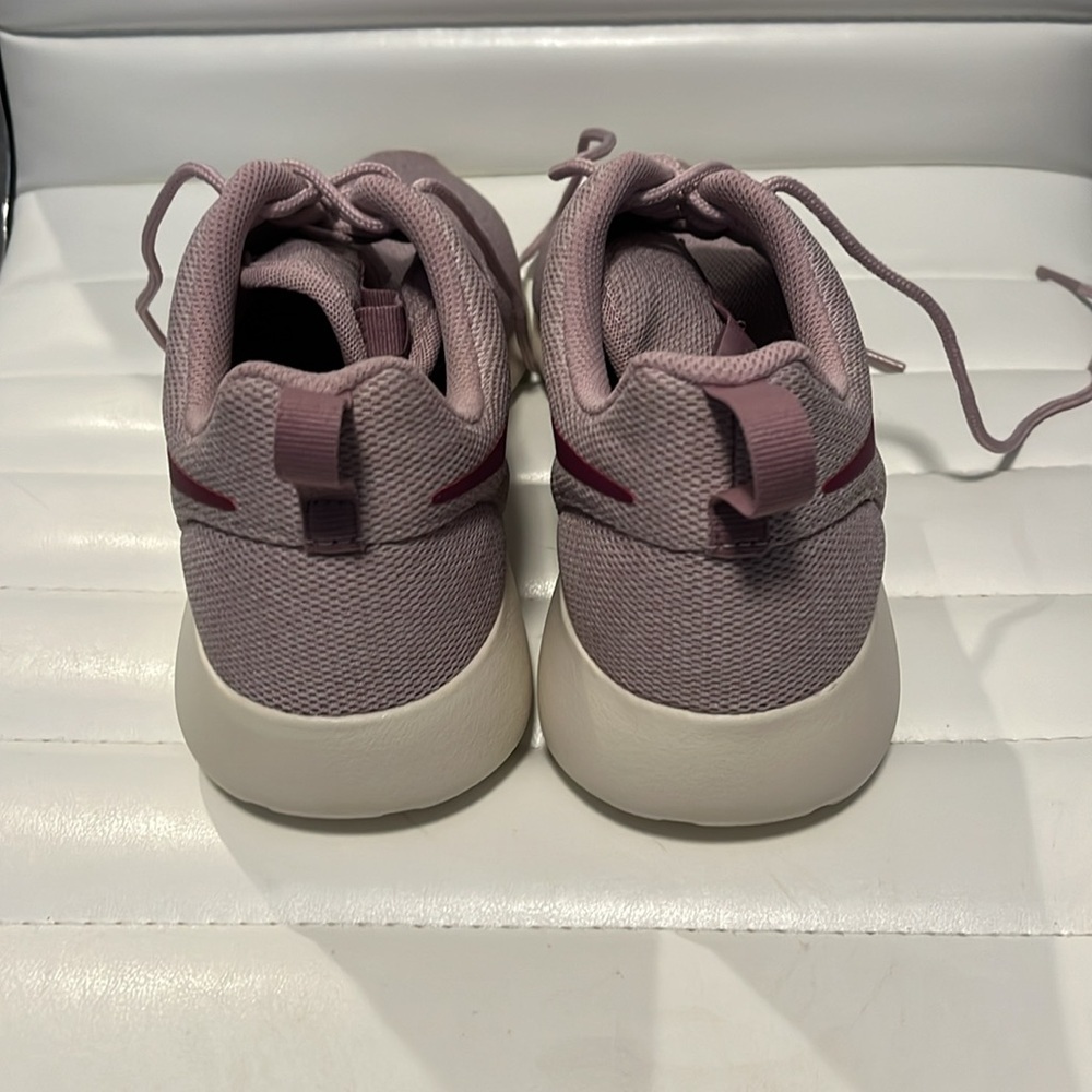 NWOT Nike Roshe One. - Picture 4 of 5